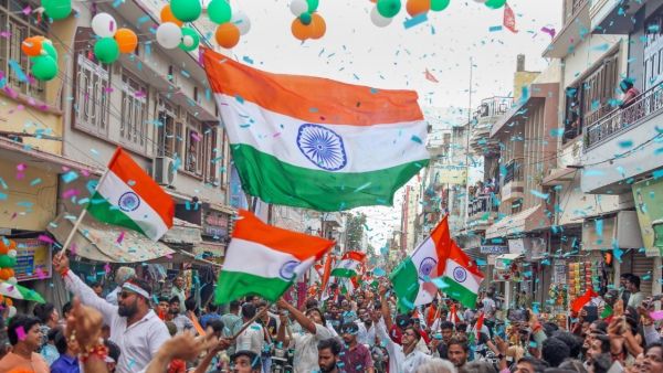 দেশজুড়ে পালিত হচ্ছে ৭৫তম স্বাধীনতা দিবস, দেশভক্তিতে ভাসলেন বি–টাউন তারকারা