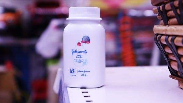 আমেরিকা-কানাডায় বন্ধ হলেও ভারতে রমরমিয়ে চলছে জনসনের বেবি পাউডার বিক্রি! প্রশ্ন বিভিন্ন মহলে