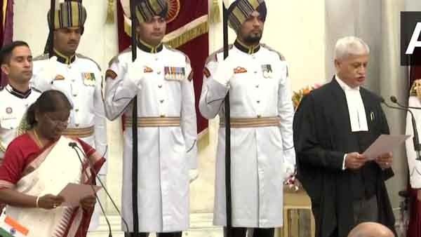 দেশের ৪৯ তম প্রধান বিচারপতি হিসাবে শপথ নিলেন Uday Umesh Lalit