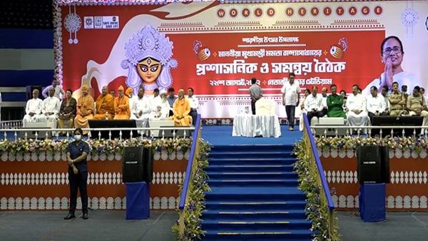 পুজোয় ক্লাবগুলির অনুদান বেড়ে হল ৬০ হাজার টাকা! ছুটি নিয়েও বড় ঘোষণা মুখ্যমন্ত্রীর