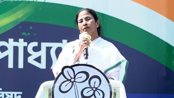 পরিবারের বিরুদ্ধে আয় বহির্ভূত সম্পত্তির মামলা হাইকোর্টে! ভাইদের সঙ্গে কেমন সম্পর্ক, মমতার মন্তব্যে জল্পনা