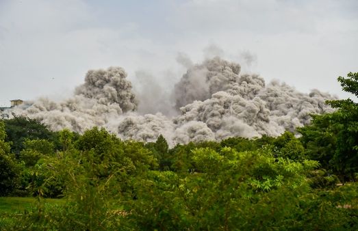 ৯ সেকেন্ডের বিস্ফোরণে টুইন টাওয়ার ভাঙতেই এলাকা ঢাকল ধুলোয়, নির্দেশ মাস্ক পরিধানের