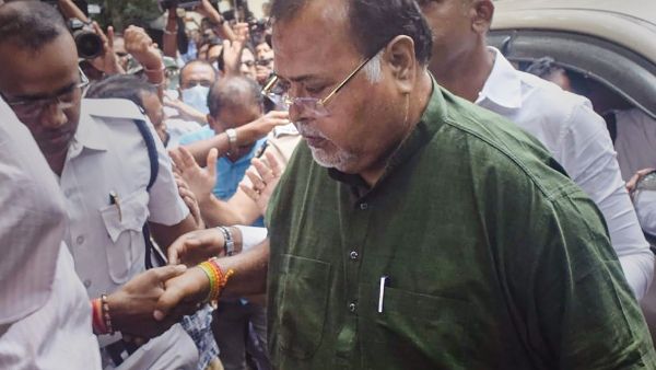 দুর্নীতির দায়ে ধরা পড়ে কি ধর্মে মতি হল পার্থর! জেলে কেমন কাটছে তাঁর দিন