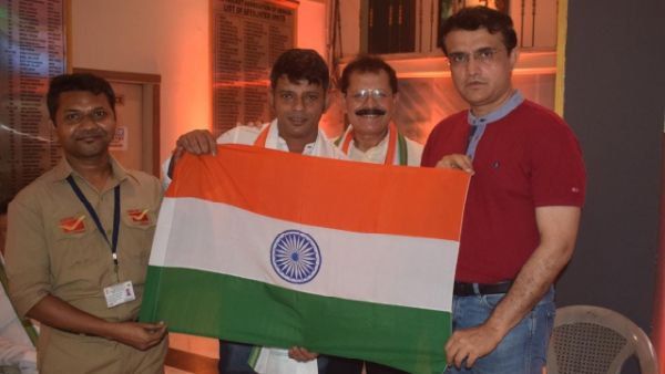 Independence Day: সৌরভ স্বাধীনতা দিবসে সিএবিতে, বাড়ি থেকে পতাকা নিয়ে দিলেন কোন বার্তা?