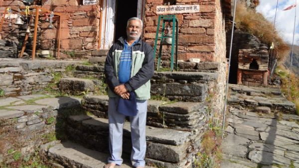 হাঁটু প্রতিস্থাপনের পর মাউন্ট এভারেস্টে, ৬৮ বছরেও নিয়ম করে ট্রেক! কীভাবে মিথ ভাঙলেন অনিল?