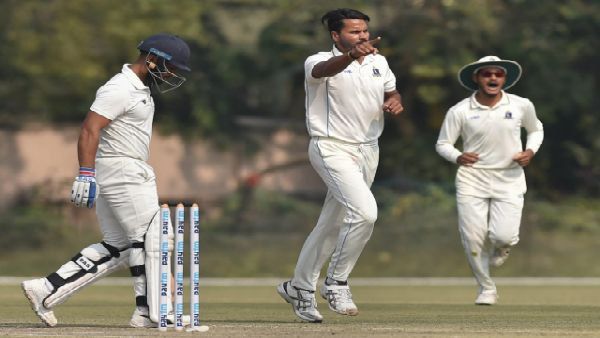 ইন্ডিয়া এ দলের জার্সিতে প্রথম দিনই তিন উইকেট, বল হাতে আগুন ঝরাচ্ছেন বাংলার মুকেশ কুমার