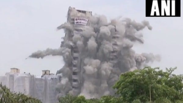 পলকে ধুলোয় ঢাকল আকাশ, ৩,৭০০ কেজি বিস্ফোরকের বিস্ফোরণে নিশ্চিহ্ন নয়ডার টুইন টাওয়ার