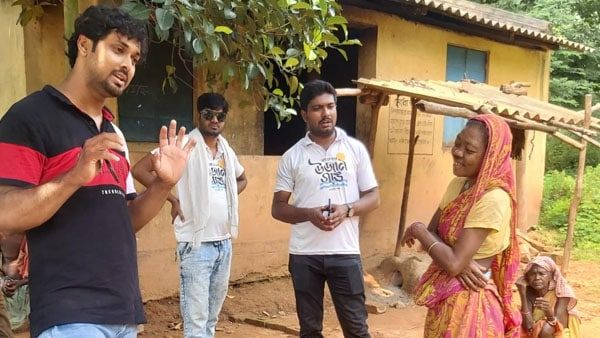 সভ্যতার আলো থেকে বহুদূরে চলছে জীবনযুদ্ধ, শবরদ গ্রামে পুজোর আনন্দ দেবে ওঁরা