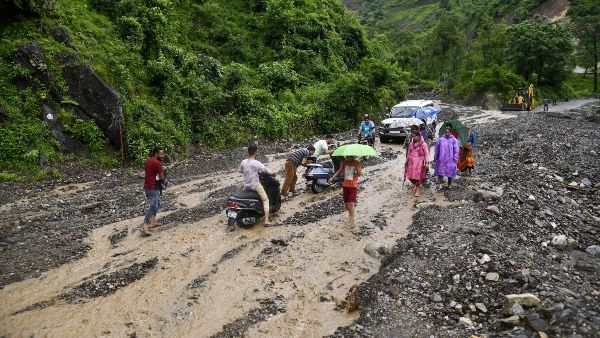 অবিরাম বৃষ্টিতে ভুটান পাহাড়ের নদীতে হড়পা বান, বন্যা পরিস্থিতি! ধসে বিধ্বস্ত সিকিম-কালিম্পং