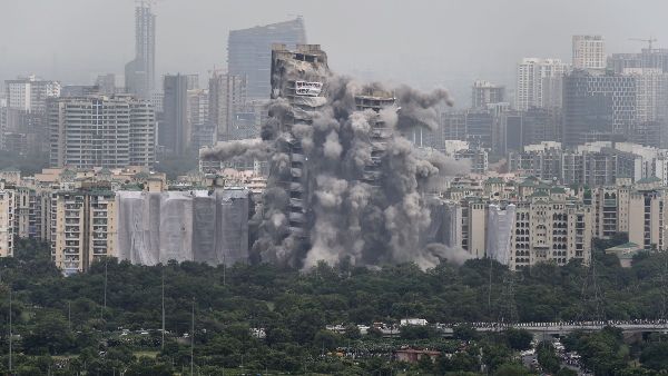 মনে হল ভূমিকম্প হচ্ছে, টুইন টাওয়ার ধ্বংসের অবিশ্বাস্য ঘটনার সাক্ষী থাকলেন স্থানীয়রা