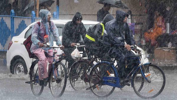 বৃষ্টির ঘাটতি শেষবেলায় পুষিয়ে দেবে মৌসুমি বায়ু! ভাদ্রের শুরুতে মারকাটারি ব্যাটিং বর্ষার