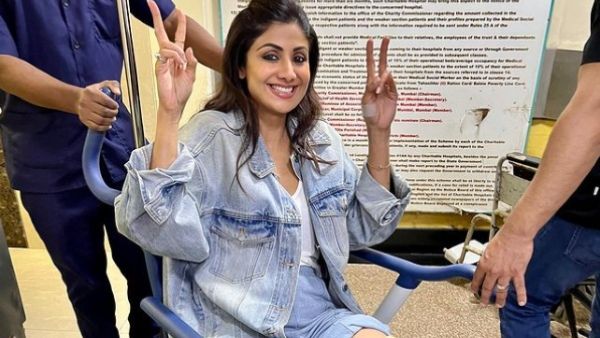 ভাঙা পায়ে প্লাস্টার, হুইল চেয়ারে বসে শিল্পা, যন্ত্রণা সত্ত্বেও মুখে হাসি লেগে রয়েছে তাঁর