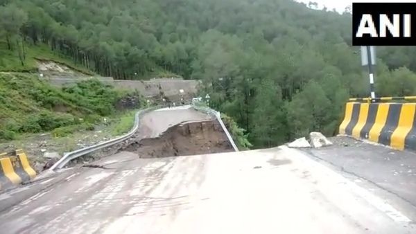 প্রবল বৃষ্টিতে বিপর্যস্ত হিমাচল প্রদেশ! ভয়ঙ্কর ভাবে ভেঙে পড়ল ফ্লাইওভারের একটা অংশ