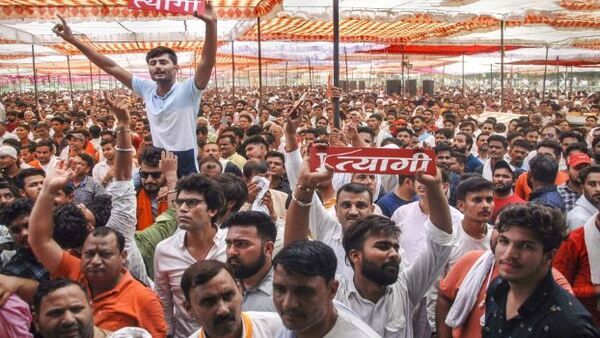 গ্রামে বিজেপি নেতাদের প্রবেশে বাধা! যোগী রাজ্যে জেলবন্দী রাজনীতিবিদ শ্রীকান্ত ত্যাগীর সমর্থনে মহাপঞ্চায়েত