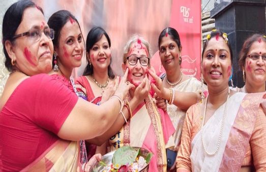 দুর্গোৎসবের দু'মাস আগেই অকাল সিঁদুর খেলায় মাতল কল্লোলিনী