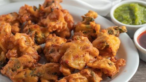 বড়া পাও থেকে ফুচকা, বলিউড তারকাদের পছন্দের স্ট্রীট ফুড কোনটি জেনে নিন চট করে