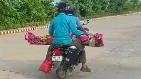 অমিল শববাহী গাড়ি, মধ্যপ্রদেশে মায়ের দেহকে বাইকে বেঁধে ৮০ কিলোমিটার যাত্রা দুই ভাইয়ের