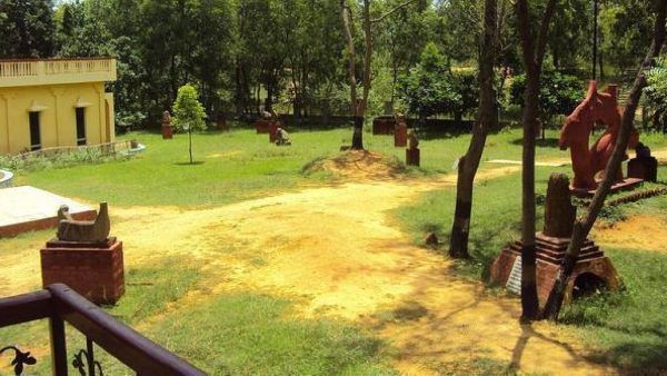 জানেন কী বিশ্বের প্রথম দুর্গাপুজো কোথায় হয়েছিল, পুজোর ছুটিতে চলে আসুন গড় জঙ্গলে