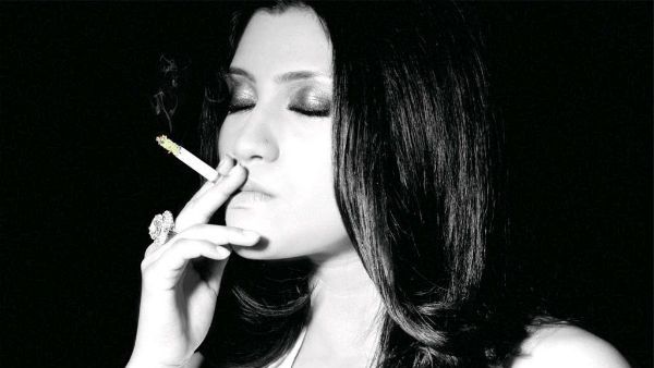 প্রকাশ্যে ধূমপান ও মদ্যপান করে খবরের শিরোনামে এসেছেন বলিউডের এই অভিনেত্রীরা