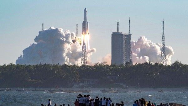 নিয়ন্ত্রণ হারিয়ে পৃথিবীর দিকে নেমে আসছে চিনের রকেট! ঝুঁকির মুখে ৮৮ শতাংশ মানুষ