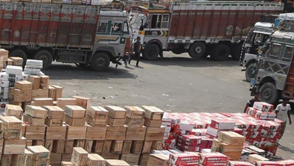 নাকা তল্লাশির জের, রাস্তায় পঁচছে লরি লরি আপেল