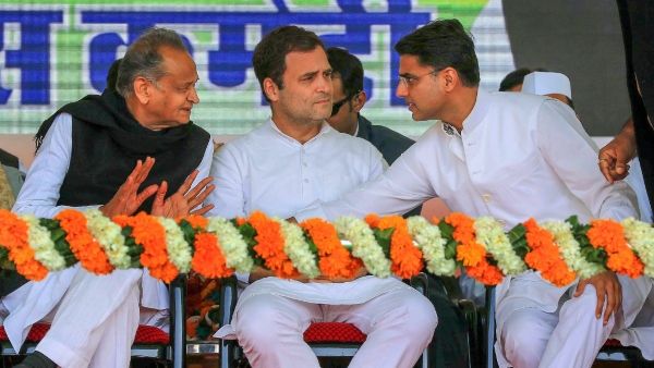 কংগ্রেসের সভাপতি নির্বাচনের মনোনয়নপত্র সংগ্রহ শশী থারুরের, জনপ্রিয়তায় এগিয়ে অশোক গেহলট