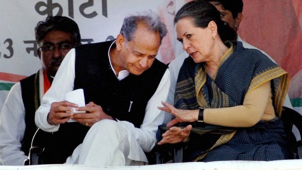 সোনিয়া গান্ধীর সঙ্গে বৈঠকের সময় অশোক গেহলেটর ‘চিরকুট’ প্রকাশ্যে, অস্বস্তিতে কংগ্রেস