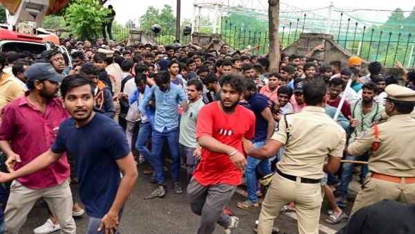 ক্রীড়াপ্রেমী মানুষদের উপর পুলিশের লাঠি নেমে এল অবাধে, ভারত-অস্ট্রেলিয়ার ম্যাচের টিকিট কাটতে গিয়ে জখম অসংখ্য