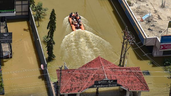 বন্যায় বিধ্বস্ত পাকিস্তানের শত শত মুসলিম মানুষকে আশ্রয় দিয়ে নজির এই হিন্দু মন্দিরের!
