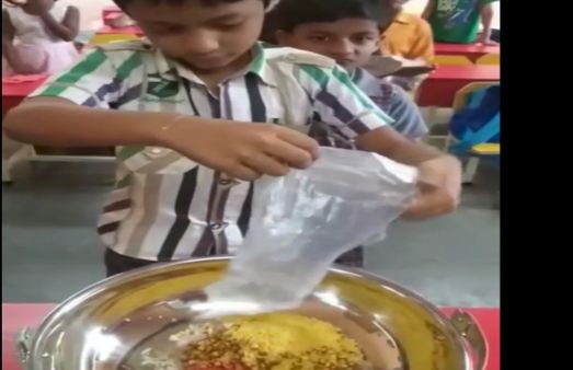 সবে মিলে করি কাজ, একসঙ্গে ভেলপুরি বানিয়ে ভাইরাল ক্লাস টু-এর ক্ষুদেরা