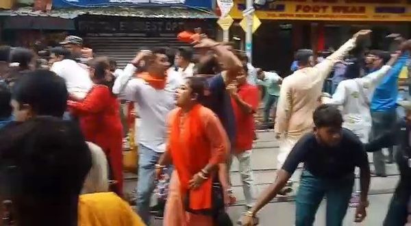 নবান্ন অভিযানে মাথা ফাটল বিজেপি নেত্রীর! আগুন জ্বালিয়ে দেওয়া হল পুলিশের গাড়িতেও