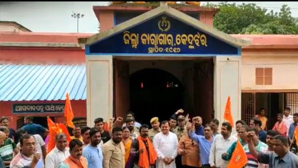 'দারা সিংয়ের সঙ্গে দেখা করতে দেওয়া হচ্ছে না', জেলের বাইরেই বিক্ষোভে সুরেশ