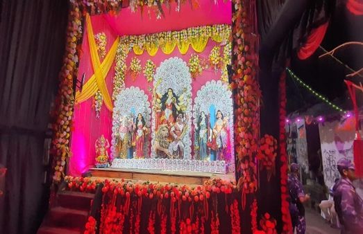 রাজনৈতিক বার্তাবহ, ভোট পরবর্তী হিংসার কথা বলছে এই দুর্গা মণ্ডপ