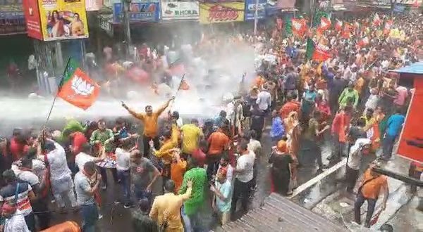 মহিলাদের উপর লাঠিচার্জ! পুলিশ কমিশনারকে ব্যবস্থা নিতে বলল জাতীয় মহিলা কমিশন