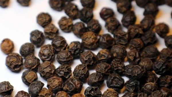 কাজে বাধা–অর্থ সঙ্কট!‌ গোলমরিচ দিয়ে করুন এই টোটকা, সফল হবেন সব কাজে