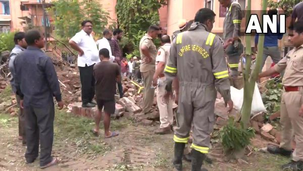 নয়ডায় পাঁচিল ভেঙে বিপত্তি, ৪ জনের মৃত্যু, বেশ কয়েকজনের আটকে থাকার আশঙ্কা