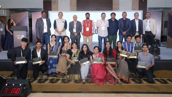 ১২ সেরা গল্পকারকে নিয়ে শেষ হল ডেইলিহান্ট-এএমজি মিডিয়ার #StoryForGlory