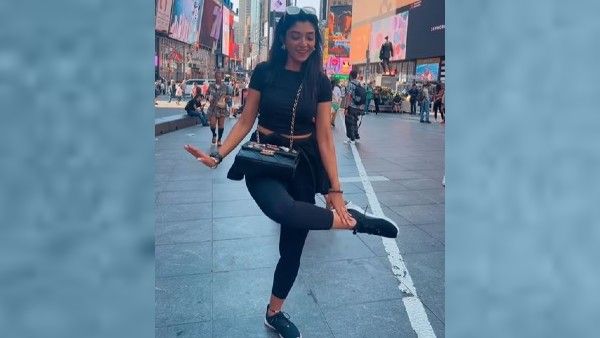 নিউইয়র্কের রাস্তায় রঙ্গবতী গানে কোমর দোলালেন দেবলীনা