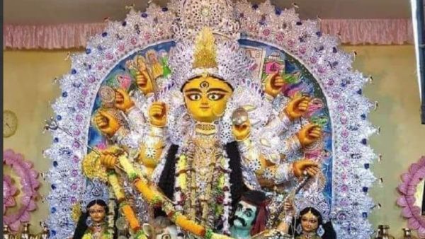গঙ্গায় ভেসে আসে কাঠের পাটাতন, স্বপ্নে আসে মূর্তির রূপ, শুরু হয় মহিষাসুরমর্দ্দিনীর পুজো