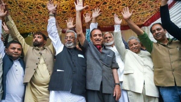 সংবিধানের ৩৭০ ধারা পুনরুদ্ধারের কথা বলে বিভ্রান্তি নয়! ভোটের প্রতিশ্রুতি নিয়ে বড় বার্তা গুলাম নবির