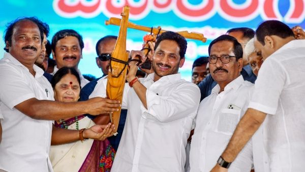 সভাপতি পদে আজীবন, জগন্মোহনকে নোটিস পাঠাল নির্বাচন কমিশন