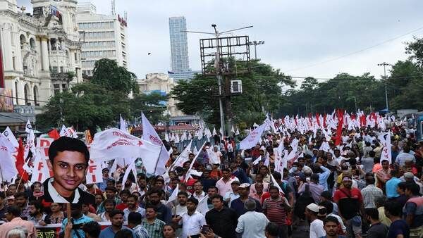 সাদা-লাল পতাকায় ঢাকল রাজপথ! অবরুদ্ধ ধর্মতলায় ইনসাফ সভার জায়গা বদল, তৃণমূল সরকারকে চ্যালেঞ্জ বামেদের