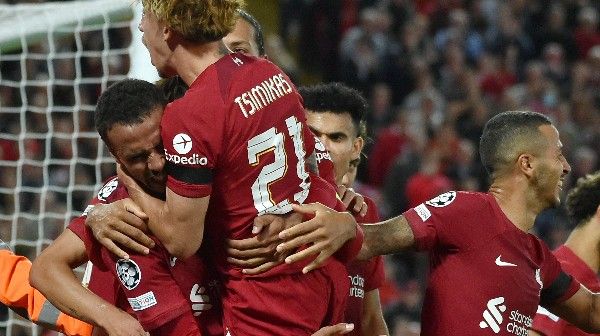 ঐতিহ্যশালী ফুটবল ক্লাব লিভারপুল কেনার দৌড়ে ভারতের ধনকুবের মুকেশ আম্বানি