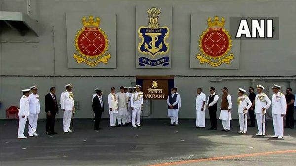 ভারতীয় নৌবাহিনীকে নয়া পতাকা দিয়ে মোদী বললেন, 'গোলামির চিহ্ন থেকে মুক্তি'