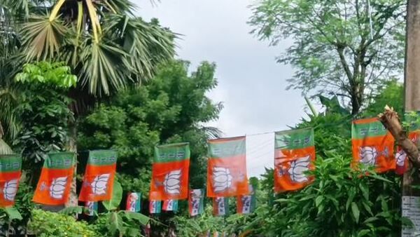প্রাক-পুজোয় জনসংযোগে জোর বিজেপির, ‘বাংলার মুখ’ হয়ে এবার কে দেবেন অক্সিজেন