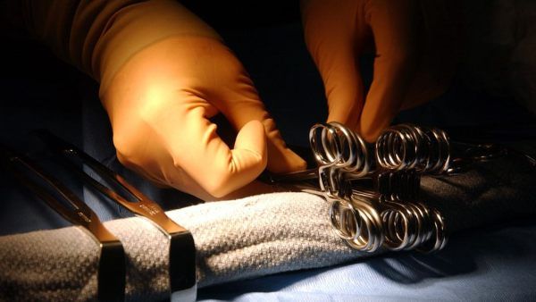 বিদ্যুৎ বিচ্ছিন্ন উত্তরপ্রদেশের সরকারি হাসপাতাল, মোবাইলের আলোতেই চলছে রোগীদের চিকিৎসা