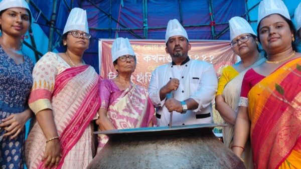 পুজোর আগেই এসে হাজির ভোগ, রেকর্ড মাপের হাঁড়িতে তৈরি হল খিচুড়ি
