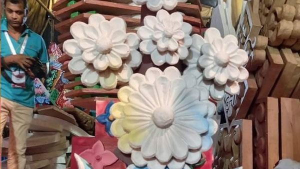 তোরমায় সাজছে মা দুর্গার মণ্ডপ, চমক দিতে প্রস্তুত শিল্পী মানস