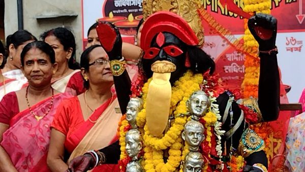 কালীর হাতে শুভেন্দু দিলীপদের মুণ্ডমালা, দুর্গার মরসুমে রাজনৈতিক কালী আরাধনার ঢাকে কাঠি