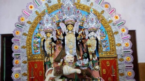 দশ নয়, দুর্গা প্রতিমা এখানে দ্বিভূজা, ভাঙা মূর্তিতেই শুরু হয় পুজো